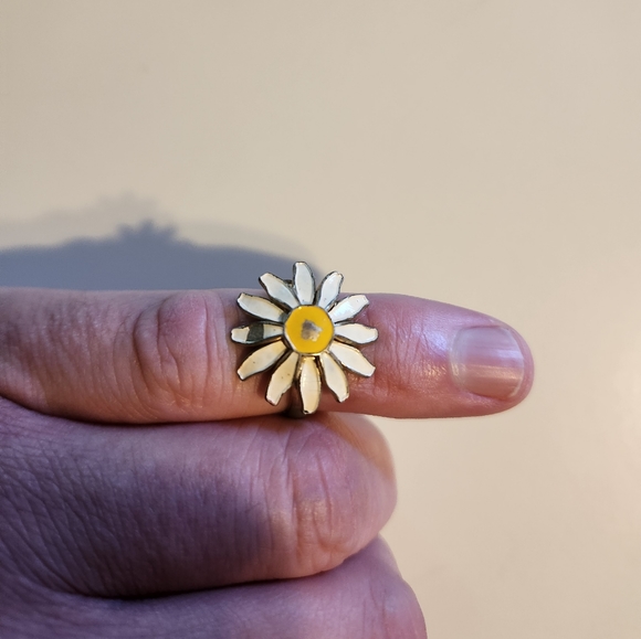Daisy Ring - Picture 2 of 3
